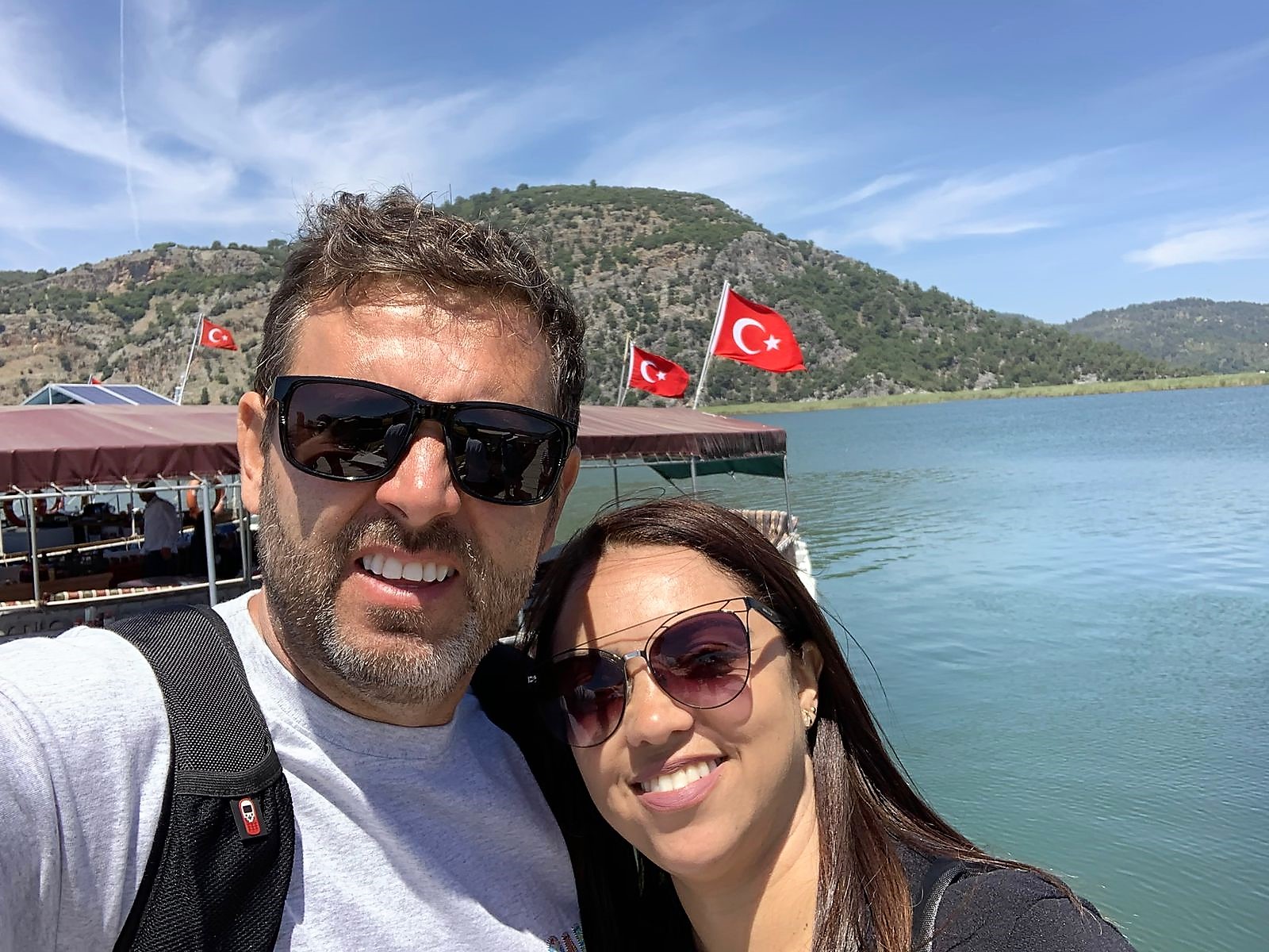 casal sorridente aproveitando a viagem na turquia, clientes da Suez Turismo
