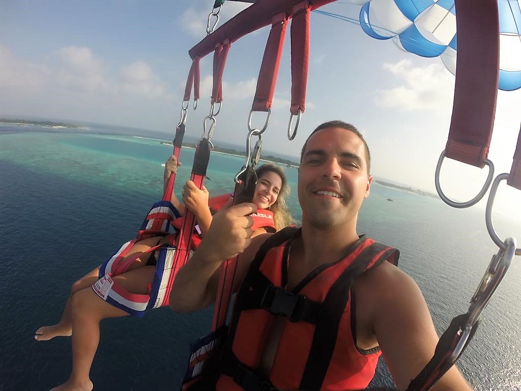 irmãos felizes em maldivas em viagem realizada pela Suez Turismo